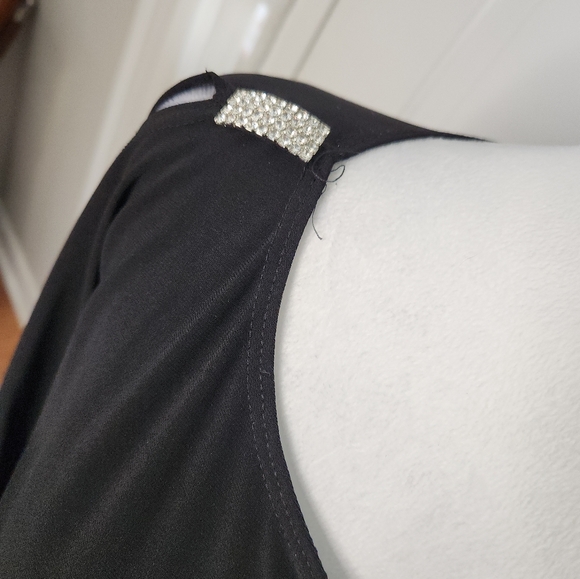 NWT Nik and Nash Black Cold Shoulder with Rhinestone Piece on Shoulder  Size Med - Picture 5 of 7